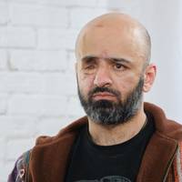 У всіх кімнатах вибило шибки: внаслідок ракетної атаки пошкоджено житло Масі Найєма