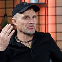 “Це незрілість особистості жінок”: Олег Скрипка обурив мережу висловлюваннями про “незахищеність” чоловіків
