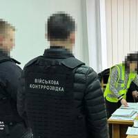 СБУ викрила чиновника Міноборони, який купив і «переписав» на дружину квартири та елітні авто