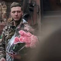 Військовий залишив квіти на вокзалі, бо думав, що дівчина його покинула: як закінчилась історія, що зачепила українців