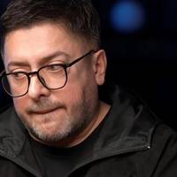 «Не поділяє простої речі, що не можна вбивати». Ведучий Олексій Суханов зізнався, чи привітали його батьки-росіяни з 50-річчям