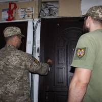 Скандал із мобілізацією в Україні: чоловіків “виманюють” із квартир, адвокатка пояснила, чи законно так вручати повістки