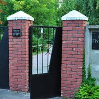 У Києві доглядач цвинтаря уклав угоду з мерцями: 