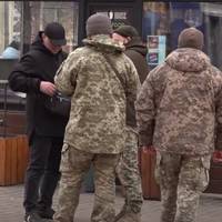 Посилення мобілізації в Україні: кому дозволять стукати в двері з повісткою, і 200 тисяч штрафу ухилянтам