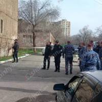 У Єревані озброєні люди намагались увірватись у відділок поліції, підірвали гранату