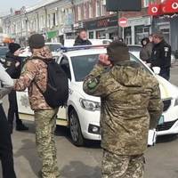 У Києві чоловік з ножем напав на працівників військкомату
