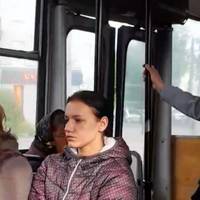 «Контролери взяли дівчинку в облогу»: скандал у луцькому тролейбусі. Відео