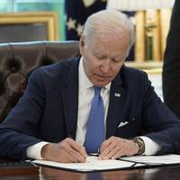 Байден підписав закон на підтримку України: скільки грошей виділять?