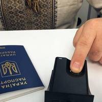 Хто з чоловіків, попри заборону, зможе отримати український паспорт за кордоном