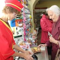 Коли сільська бабця підійшла до kаси, всі дивилися на неї з презирством, але як тільки вона дістала телефон з сумки, всі ахнули в захваті