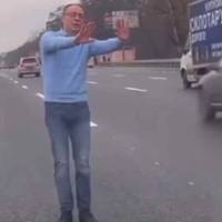 Вчинок який розчулив українців: “Завжди будь людиною… Будь як Дмитро та випадковий водій вантажівки…” ВІДЕО