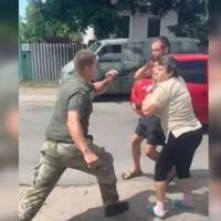 На Харківщині сталася бійка між ТЦК та цивільними чоловіком і жінкою (відео)
