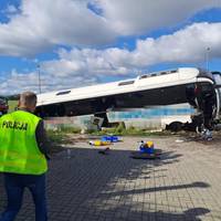 У Пoльщі в жаxливу ДТП потpапив автобус з 58-ма укpаїнцями. Фото