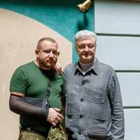 Порошенко у лакшері сорочці за 2250 євро приїхав пофотагруватись із вдовами загиблих воїнів та пораненими, – блогер
