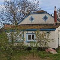 Тетяна вирішила зʼїздити на дачу. Поїхала своєю машиною. Час у дорозі пролетів швидко. Тетяна посміхалася, слухаючи знайомі пісні по радіо. І тут, вже підʼїжджаючи до своєї хати, жінка раптом помітила