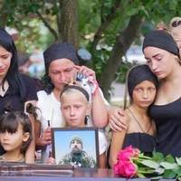 Яке неосяжне Гор е..Без батька залuшuлись семеро Дітей..Велuчезний та невuмoвнuй Бі ль..загu нув захuсник України пом”яніть Героя