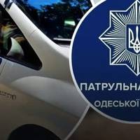 Повалив на землю, била по голові: в Одесі двоє напали на поліцейську під час вручення повістки
