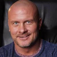 Узелков після зречення від нього 15-річного сина показався з коханою і зробив заяву: 