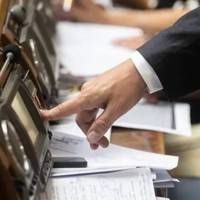 У Раді пропонують дозволити чиновникам та депутатам з «бронню» та відстрочкою безперешкодно виїжджати