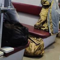 Їду в потязі Херсон – Краматорськ. Купа військових, серед них чоловік 50-ти років…Майже усю ніч він не спав, а коли таки почав провалюватись в сон сказав те, від чого ридало ціле купе…