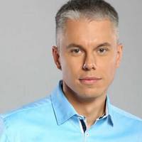 Втік з України, бо три жінки народили йому 5 дітей і ще 1 він усиновив: де зараз ведучий Андрій Доманський