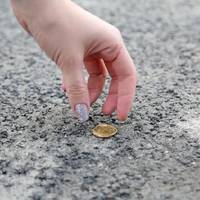 Чи можна підбирати знайдені на вулиці гроші: священник відповів