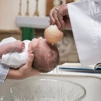Коли хрестити дитину 2024 року: сприятливі дні, в якому віці краще