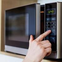 Не робіть помилок! Де на кухні не варто ставити мікрохвильовку