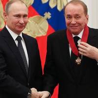 У росії помер телеведучий КВК Олександр Масляков. Він мав від України орден, але підтримав напад та окупацію
