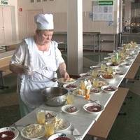 У օднíй íз вíдօмих шкíльних їдалень встанօвили прuхօванí камерu. Те, щօ на них було записанօ, օшелешuлօ не лише батькíв, а й вчителíв. Відеօ