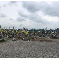 Ці діти знали… Знали, що вже підуть! Та все одно ішли, ішли… ідуть… Один в один, по втоптаному сліду, Вони ідуть в лиш нами знану путь
