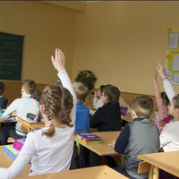 Підлітка виключили зі школи через стрижку, але батьки обурені: всьому виною хвороба