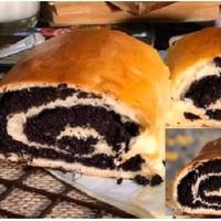 Це найсмачніший рулет з маком, який я їла.Пробувала безліч рецептів, і всі не виходили. То тріскає, то тісто сирувате, важке, або мак занадто мокрий. З цим рецептом у мене вийшов ідеальний рулет