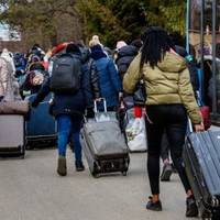 Кінець гостинності: українців повертатимуть з-за кордону – кого першими
