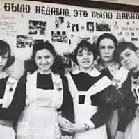Як виглядали випускниці 1970-х? Пропонуємо поглянути на 9 фото випускниць 70-х років. Як же було гарно!