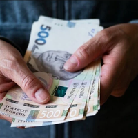 Під дописом МОН про виплату «вчительської тисячі» зібралось десятки гнівних коментарів