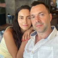 Дружина Арестовича подала на розлучення з чоловіком після 10-ти років шлюбу