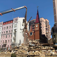 Невідомі почали руйнувати садибу Зеленських у Києві будівельним краном