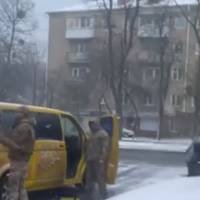 У Рівному центр комплектування прокоментував відео, на якому військовий «розігнав» працівників ТЦК