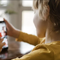 Вчитель забирає телефон у школі: адвокат спровокував суперечки у мережі