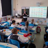 Вчителька влаштувала скандал через зошити школярів: у чому причина