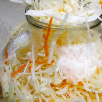 Скільки солі потрібно під час засолювання капусти — на 3-літрову банку, на 1 кг овочів