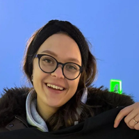 Батько на фронті, а донька 