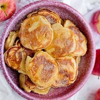 Пісні оладки з яблуками на сніданок. Рецепт дня