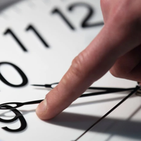 Цієї ночі Україна переходить на літній час: як перевести годинники