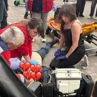 Смерть чоловіка біля метро в Києві: що розповідають очевидці та реакція метрополітену