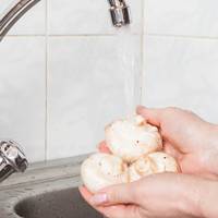 Чому не можна мити гриби під водою: помилка, яку роблять майже всі господині