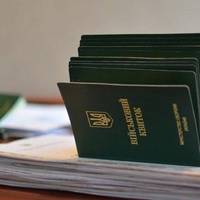 Консульства припинять обслуговувати чоловіків без військово-облікових документів, - постанова Кабміну