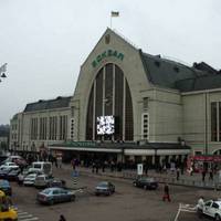 В рух пішов сльозоточивий газ: жінка влаштувала бійку з поліцейськими на вокзалі в Києві