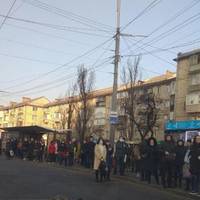 Життя після Метро, або Які там більше 20-ти не збиратися: Зупинки переповнені, забиті маршрутки, автобусу, тролейбуси, трамваї. Більшість без дефіцитних масок